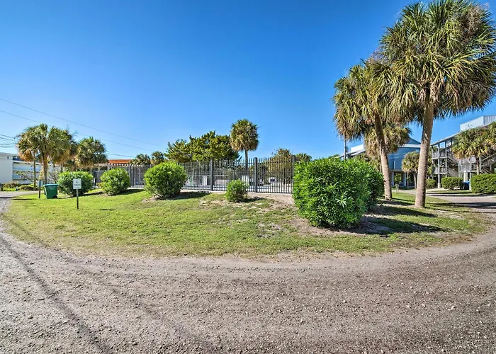 Walkable Beachfront Retreat On Cedar Key!